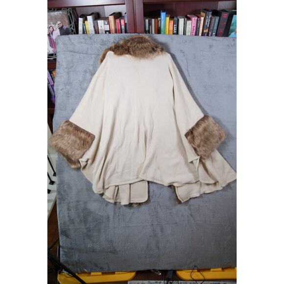 Tan Faux Fur Trim Cape Poncho Wrap One Size Cozy Boho Gently Used - Picture 5 of 9